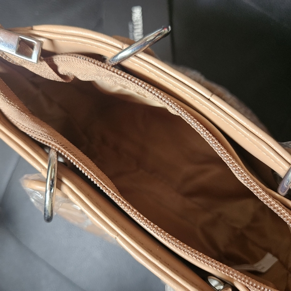 PrettyLittleThing Tan Quilted Mini Handbag - Picture 11 of 11